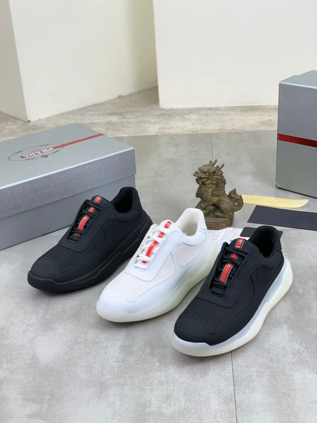 Men's shoes 💰P620 new (higher version) new PRADA (Prada) classic models are on the market at the same time, new men's shoes, 😘fabrics are selected from original imported calfskin. First layer of imported cowhide lining. The original version is awesome! 👍🏿Original open-molded non-slip PU outsole, with exquisite lines, simple and elegant, super comfortable and classy on foot, suitable for leisure travel. Code number: 38-45 (46 customized) 3️⃣ colors available